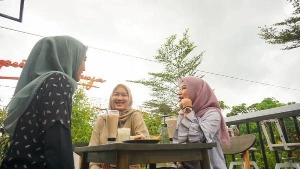 Asiático Grupo Hijab Mulher Smilling Café Com Amigo — Fotografia de Stock