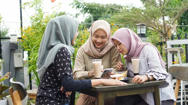 亚洲集团头巾女人们和朋友在咖啡店里笑着 — 图库照片