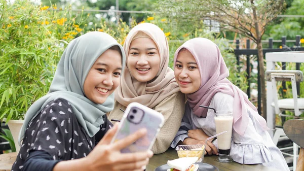 Ασιατική Hijab Γυναίκα Ομάδα Selfie Στο Καφέ Φίλο — Φωτογραφία Αρχείου