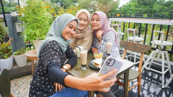 Ασιατική Hijab Γυναίκα Ομάδα Selfie Στο Καφέ Φίλο — Φωτογραφία Αρχείου