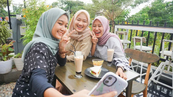 Азиатская Женщина Хиджаб Группа Селфи Кафе Другом — стоковое фото