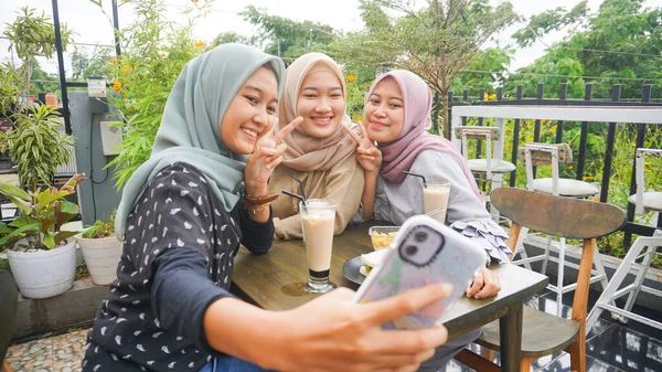 Wanita Asia Jilbab Selfie Kafe Dengan Teman — Stok Foto