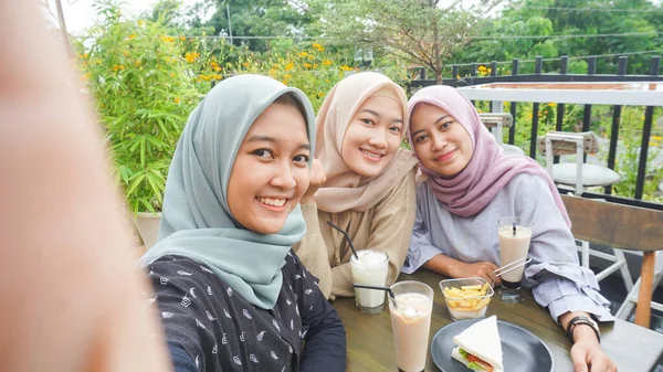 Asiática Hijab Mujer Grupo Selfie Café Con Amigo —  Fotos de Stock