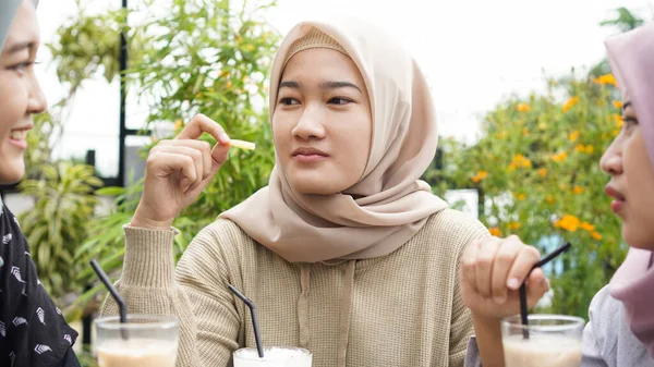 Ασιατική Hijab Γυναίκα Ομάδα Χαμογελώντας Στο Καφέ Φίλο — Φωτογραφία Αρχείου
