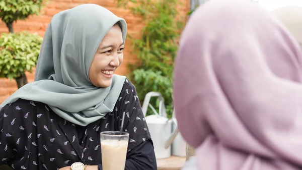 Azji Hidżab Kobieta Grupa Uśmiecha Się Kawiarni Przyjacielem — Zdjęcie stockowe