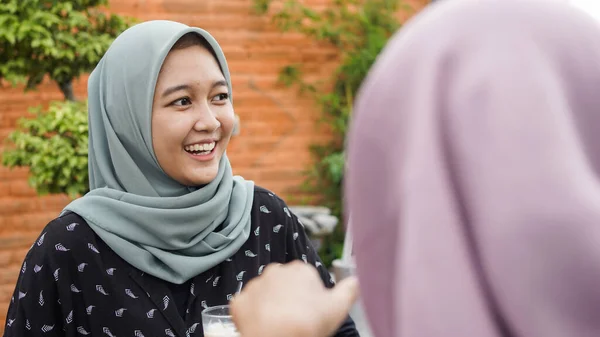 Aziatisch Groep Hijab Vrouw Glimlachen Cafe Met Vriend — Stockfoto