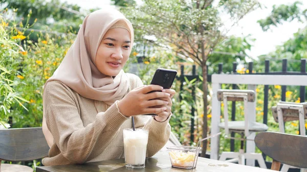 Aziatische Hijab Vrouw Spelen Telefoon Cafe — Stockfoto