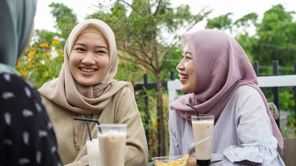 Asiatisch Gruppe Hijab Frau Lächelnd Cafe Mit Freund — Stockfoto