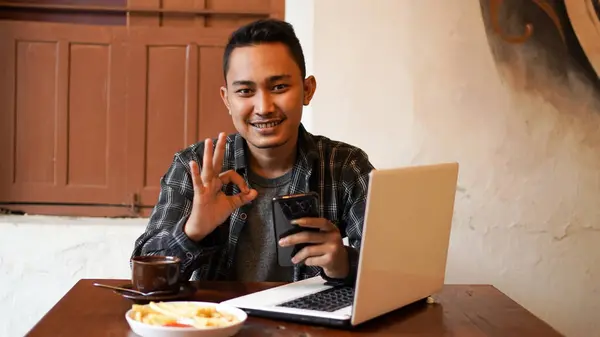 Ασιάτης Επιχειρηματίας Παίζει Τηλέφωνο Στο Cafe Χειρονομία — Φωτογραφία Αρχείου
