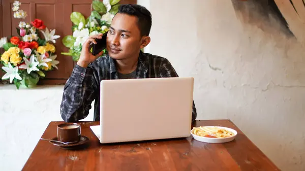 Asiático Homem Negócios Chamando Com Trabalho Café — Fotografia de Stock