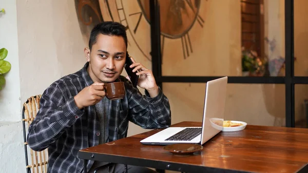 Asiático Homem Negócios Chamando Com Trabalho Café — Fotografia de Stock