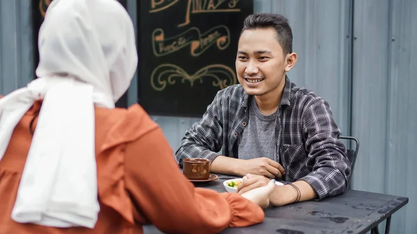 Pasangan Asia Senang Kencan Bertemu Kafe — Stok Foto