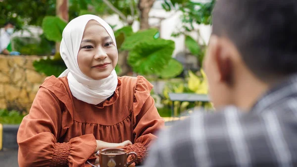 Asiática Pareja Feliz Citas Cumplir Cafetería —  Fotos de Stock