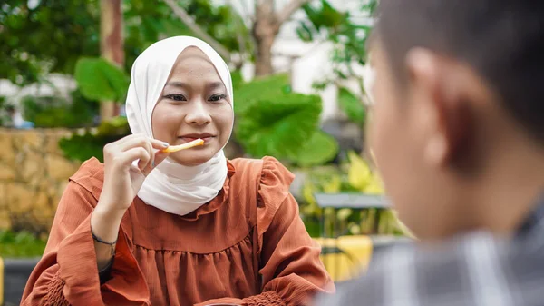 Asiática Pareja Feliz Citas Cumplir Cafetería —  Fotos de Stock