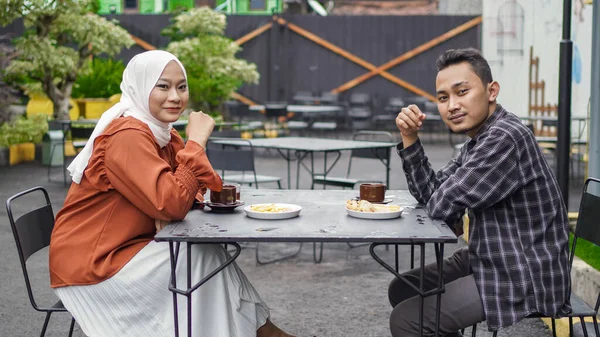 Pasangan Asia Senang Kencan Bertemu Kafe — Stok Foto