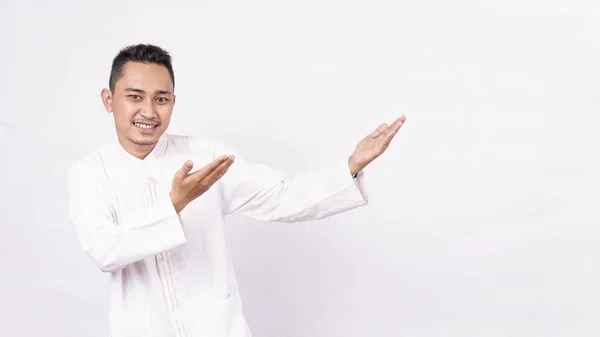 Asiático Hombre Usando Musulmán Ropa Apuntando Blanco Pantalla Aislado Blanco — Foto de Stock