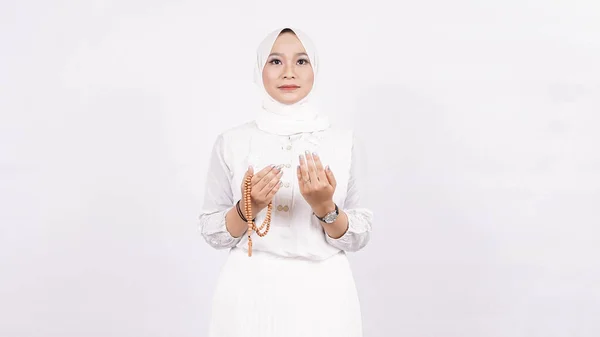 祈りのビーズを身に着けているアジアのイスラム教徒の女性は白い背景で祈る — ストック写真