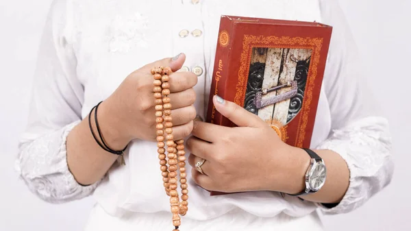 Wanita Muslim Asia Mengenakan Tasbih Dan Quran Dengan Latar Belakang — Stok Foto