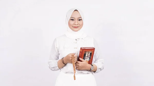 Wanita Muslim Asia Mengenakan Tasbih Dan Quran Dengan Latar Belakang — Stok Foto
