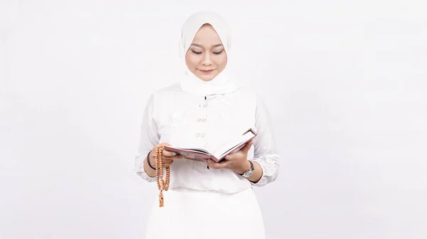 Asiatique Musulmane Femme Portant Des Perles Prière Prier Fond Blanc — Photo