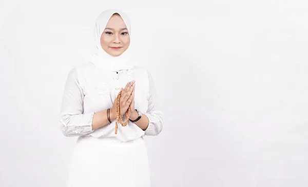 Asiatische Muslimische Frau Mit Gebetsperlen Zur Begrüßung Der Gäste Oder — Stockfoto