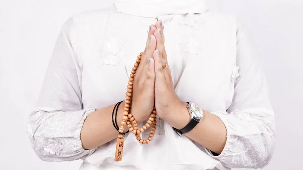 お客様を歓迎する祈りのビーズを身に着けているアジアのイスラム教徒の女性や白い背景でアイドフィッターグリーティング — ストック写真
