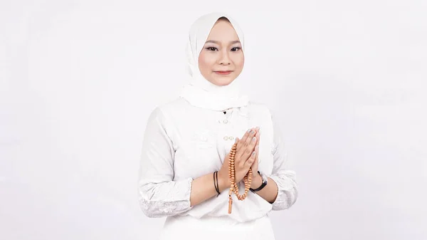Ασιάτισσα Μουσουλμάνα Φορώντας Χάντρες Προσευχής Καλωσορίζοντας Τους Επισκέπτες Ied Fitr — Φωτογραφία Αρχείου