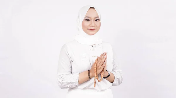 Asiatica Donna Musulmana Indossa Perline Preghiera Ospiti Accoglienti Ied Fitr — Foto Stock