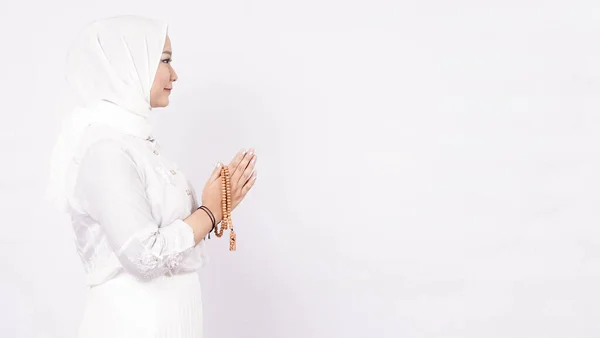 Ασιάτισσα Μουσουλμάνα Φορώντας Χάντρες Προσευχής Καλωσορίζοντας Τους Επισκέπτες Ied Fitr — Φωτογραφία Αρχείου