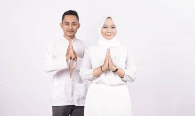 Asyalı Müslüman çift, Ramadhan 'ı karşıladı.