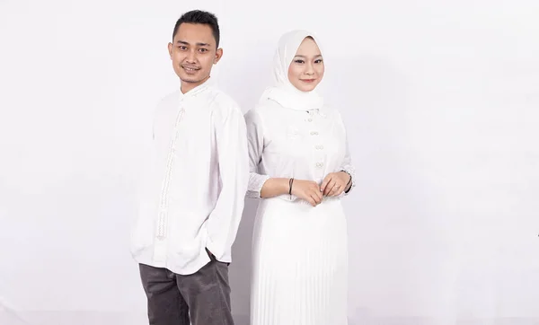 身穿穆斯林服装的亚洲穆斯林夫妇 — 图库照片
