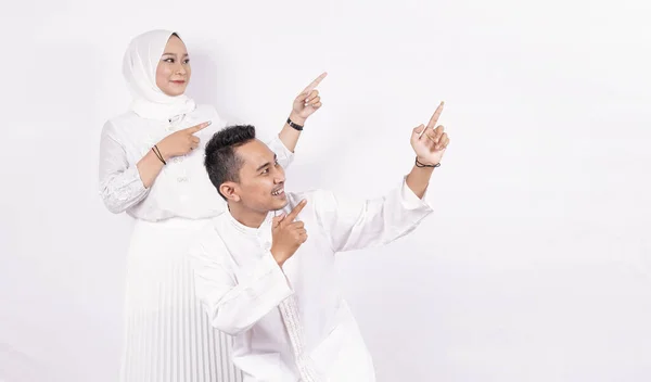 Pasangan Moslem Asia Menunjuk Layar Kosong Latar Belakang Putih Yang — Stok Foto