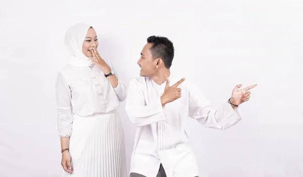 亚洲穆斯林夫妇指向空白屏幕孤立的白色背景 — 图库照片