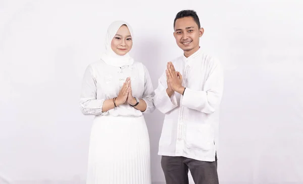 Ασιατικό Μουσουλμανικό Ζευγάρι Χαιρετισμό Χειρονομία Για Ramadhan Απομονωμένη — Φωτογραφία Αρχείου