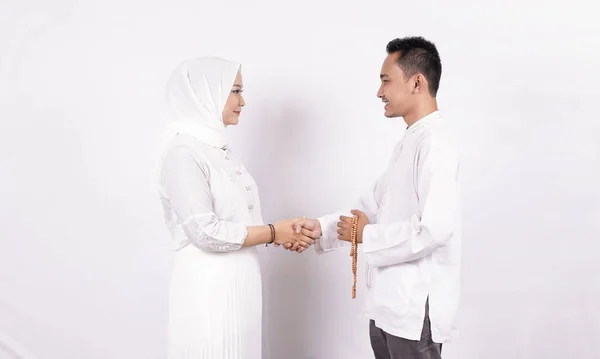 Asiático Moslem Casal Saudação Gesto Ramadhan Isolado — Fotografia de Stock