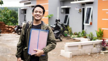 Yeni evlerinin önünde duran genç adamların portresi.