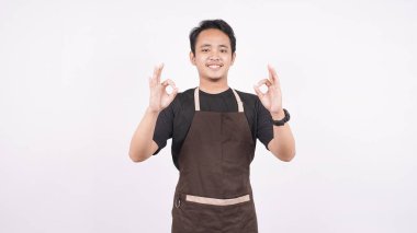 Önlük giyen adam izole edilmiş beyaz bir arka planda duruyor.