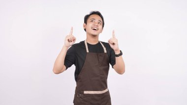 Önlük giyen adam beyaz arka planda dikiliyor.