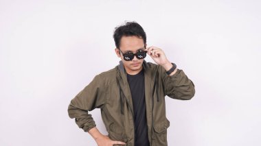 Beyaz arka planda gözlük takan genç adam.