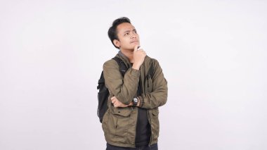 Beyaz arka planda çanta takan genç adam şöyle düşünüyordu: