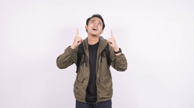 Asyalı beyaz bir arka planı olan çantayı giyiyor.