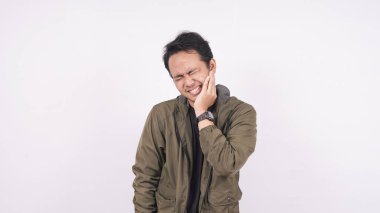 Beyaz arka planda Asyalı diş ağrısı 