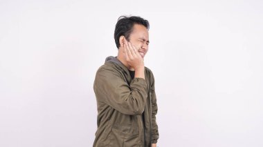 Beyaz arka planda Asyalı diş ağrısı 