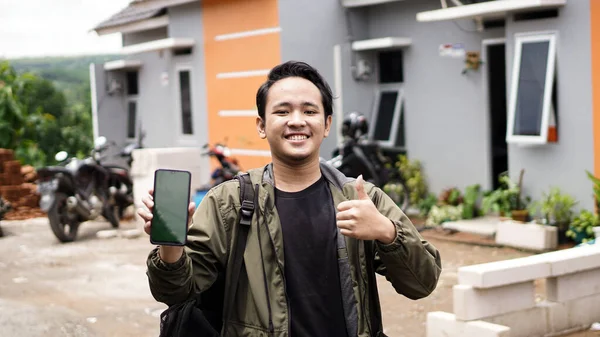 Retrato Homens Jovens Frente Sua Nova Casa Com Telefone Greenscreen — Fotografia de Stock