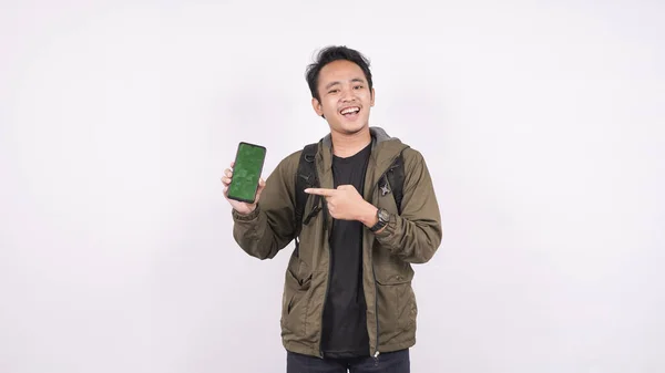 Mladý Muž Tašce Izolované Bílém Pozadí Ukázal Zelenou Obrazovku Telefonu — Stock fotografie