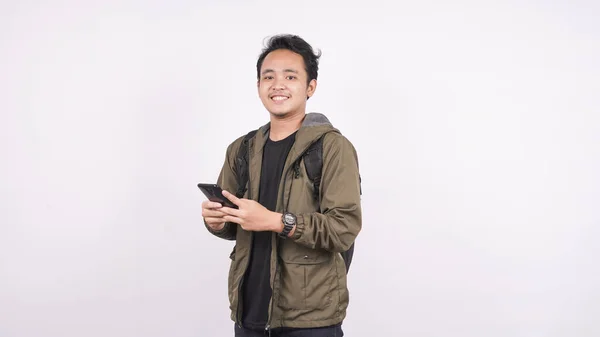 Mladý Muž Izolované Tašce Bílém Pozadí Drží Telefon — Stock fotografie