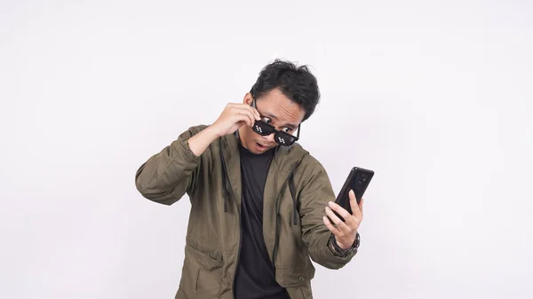 Den Unge Mannen Bär Glasögon Vit Bakgrund Med Telefon — Stockfoto
