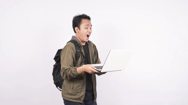 Jovem Vestindo Saco Gritando Gritando Fundo Branco Com Laptop — Fotografia de Stock