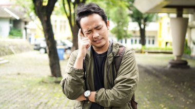 Asyalı erkeklerin kafaları karışır.