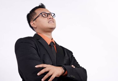 Asyalı işadamı beyaz arka planda düşünüyor